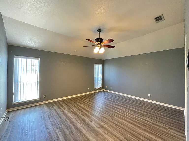 2404 Southport Dr — Photo 16