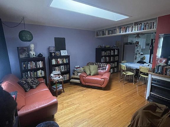 3rd image of 1904 E Maxwell Ln