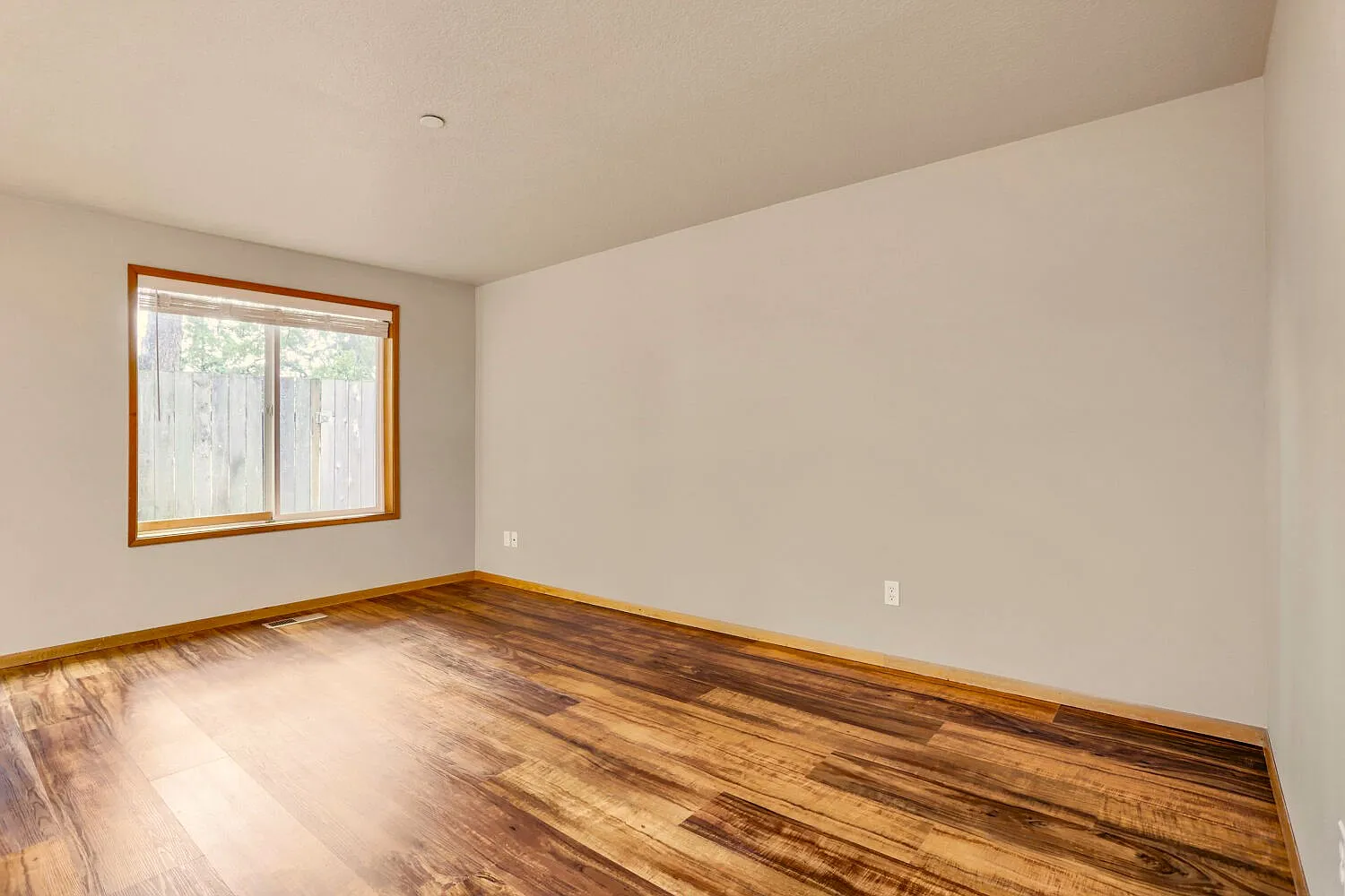 3 bed, 2.5 bath, 1150 sqft, $2,000 — Photo 3
