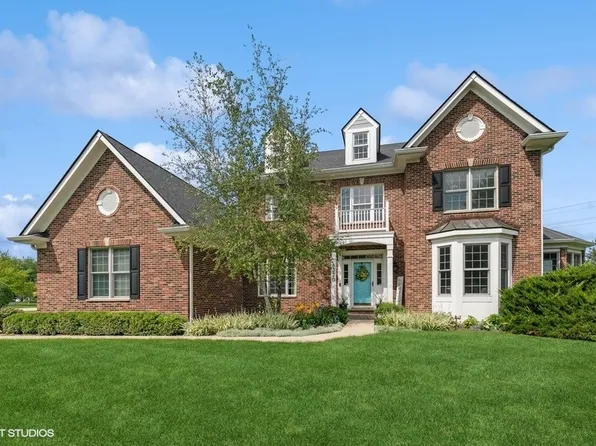 8330 Watson Cir, Crystal Lake, IL 60014