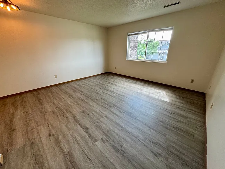 156 W Side Dr — Photo 8