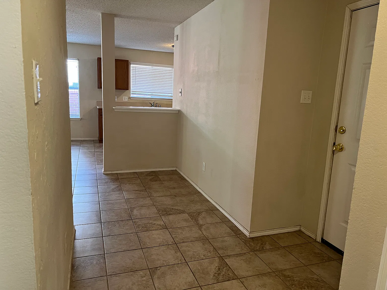 1547 Thornhill Ln — Photo 2