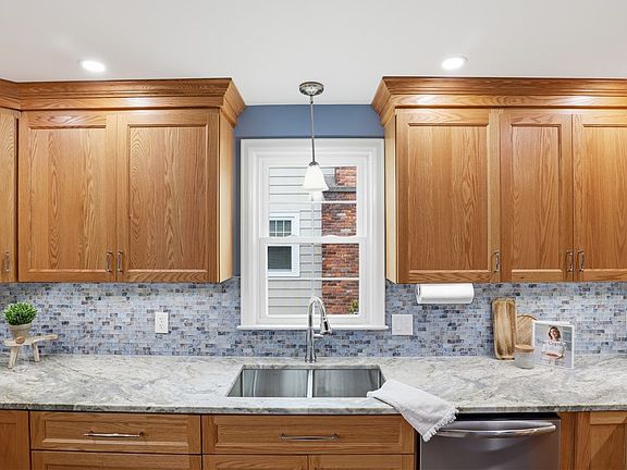 5th image of 68 Ridgemont Dr