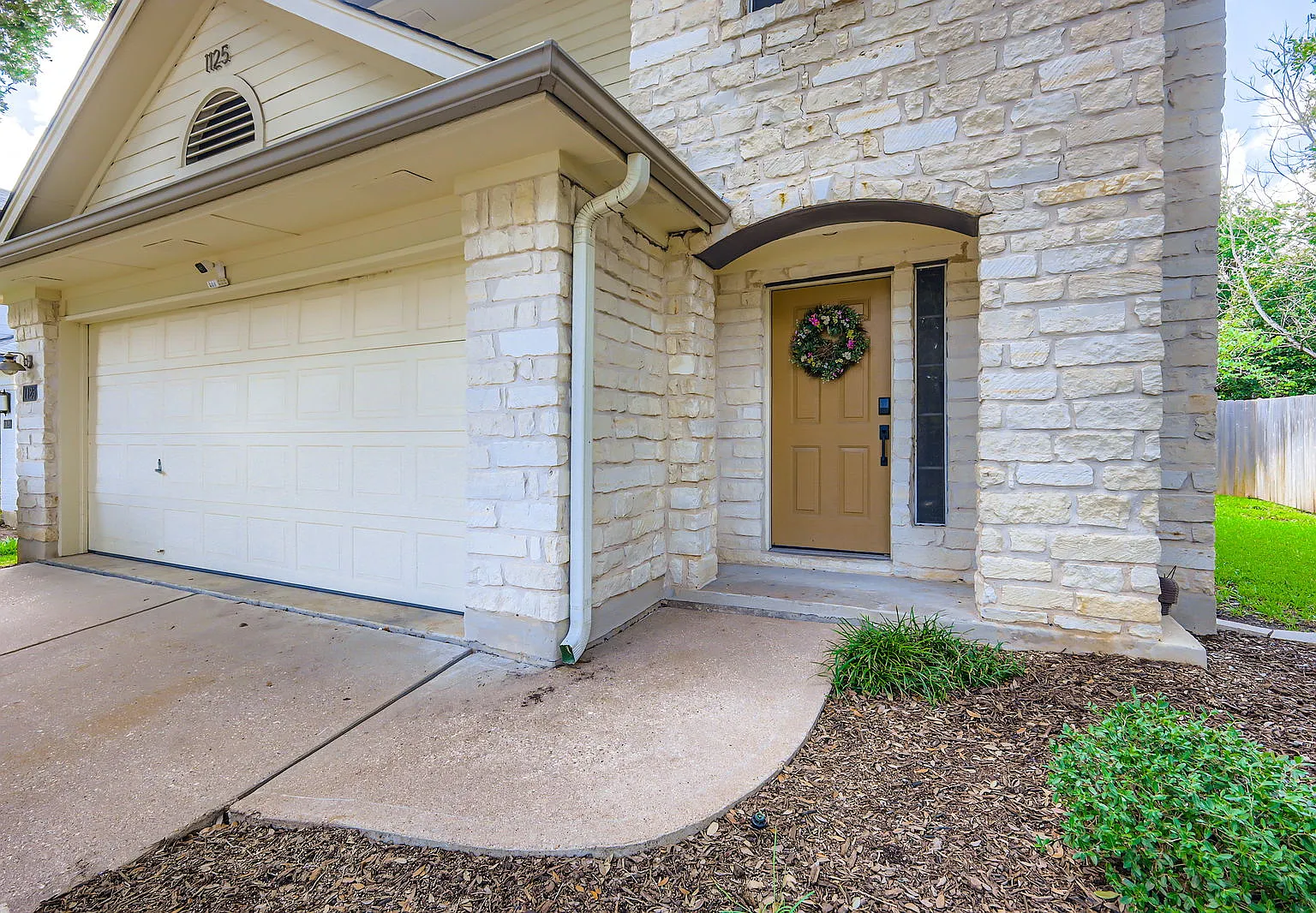 3 bed, 2.5 bath, 1986 sqft, $5,832 — Photo 4