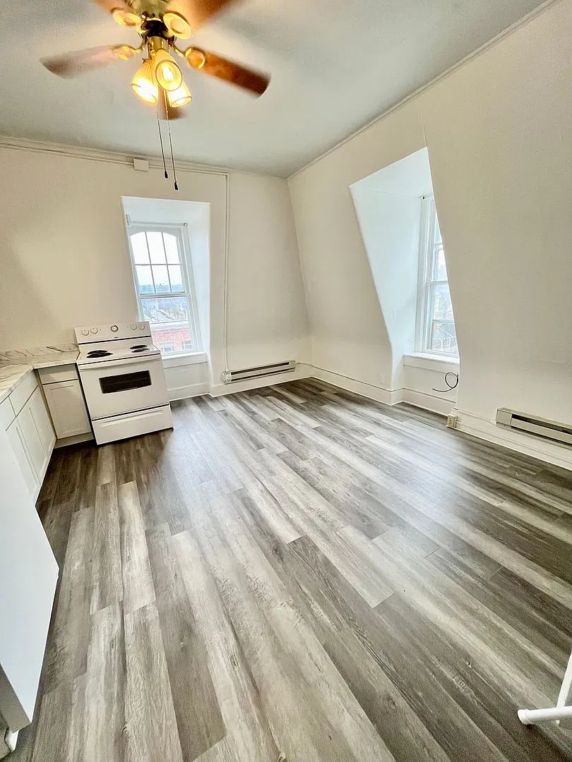 135-137 W Linn St — Photo 2