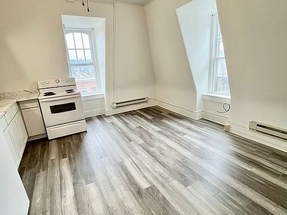2nd image of 135-137 W Linn St #5