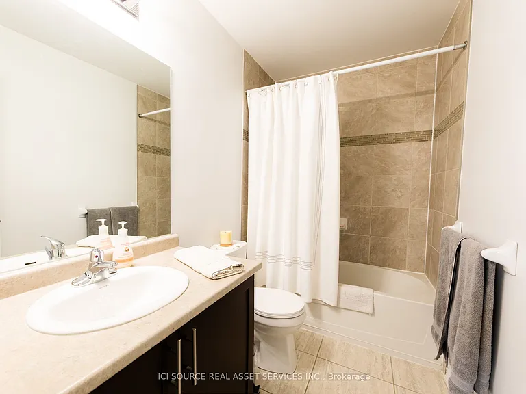 1352 Coleman Cres — Photo 21