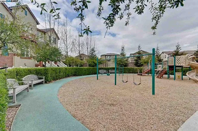 3 bed, 2.5 bath, 1815 sqft, $4,600 — Photo 4
