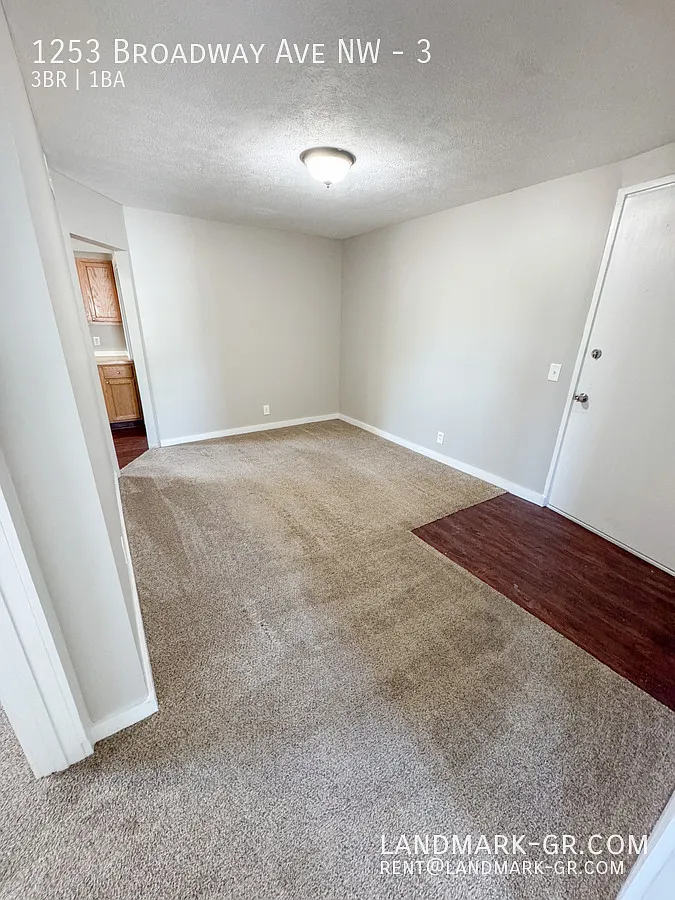 Upgraded 3 Bed / 1 Bath — Photo 3