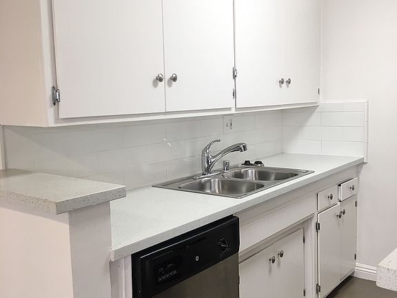 4th image of 3438 Mentone Ave APT 2