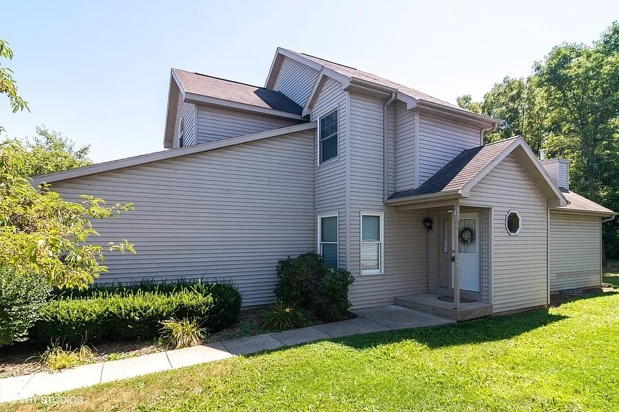 3 bed, 2.5 bath, 1622 sqft, $2,300 — Photo 2