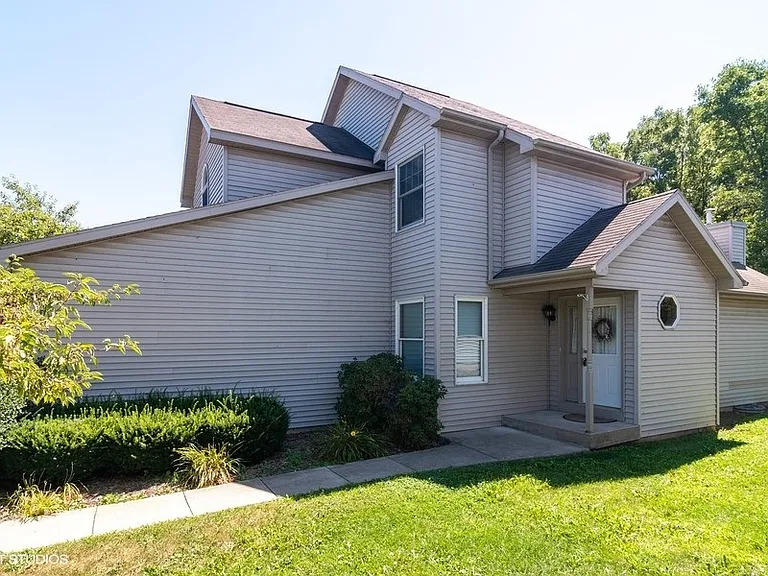 106 E Fox Rd — Photo 2