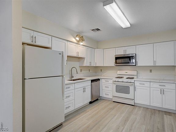 3rd image of 2124 Chertsey Dr Unit B