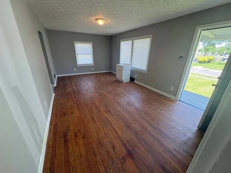 525 S Everett Ave — Photo 2