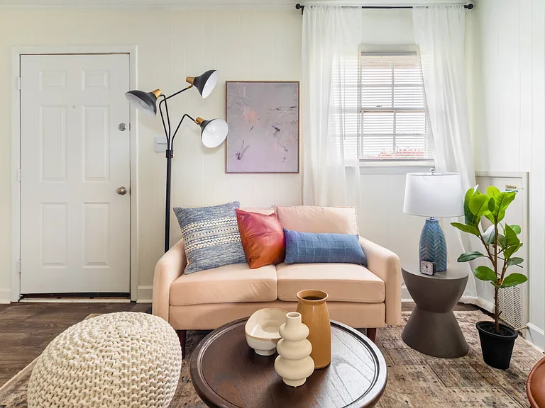 Newly Renovated 2 bed 1.5 bath-Villas at North Point and South Point Apartments