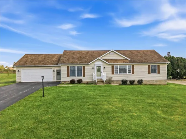 7 Windsor Dr, Greenville, PA 16125