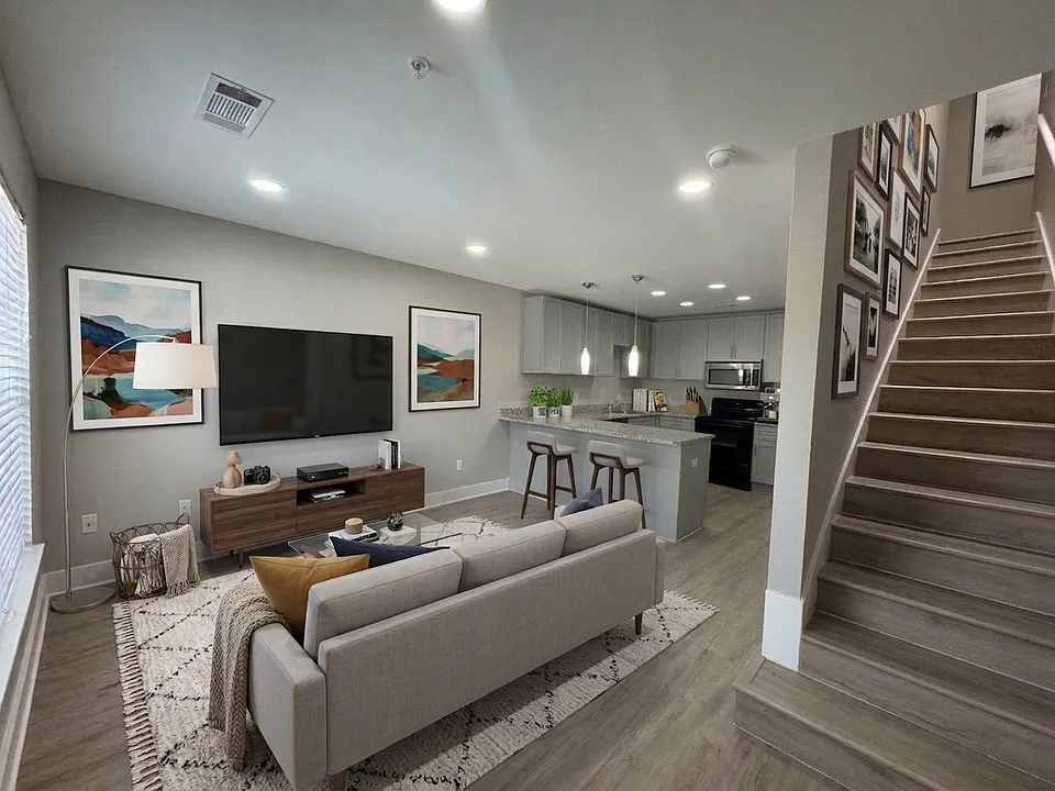 711 W 32nd 1/2 St #117