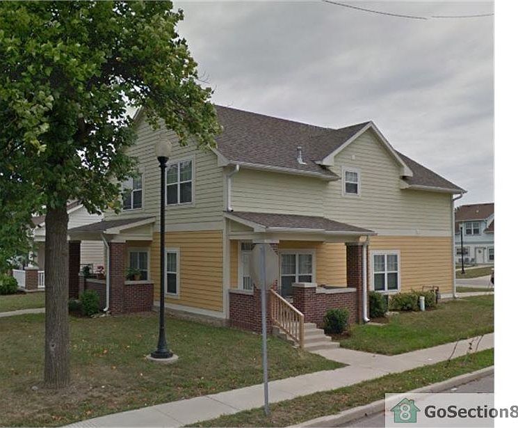 2nd image of 300 E 2nd St #300