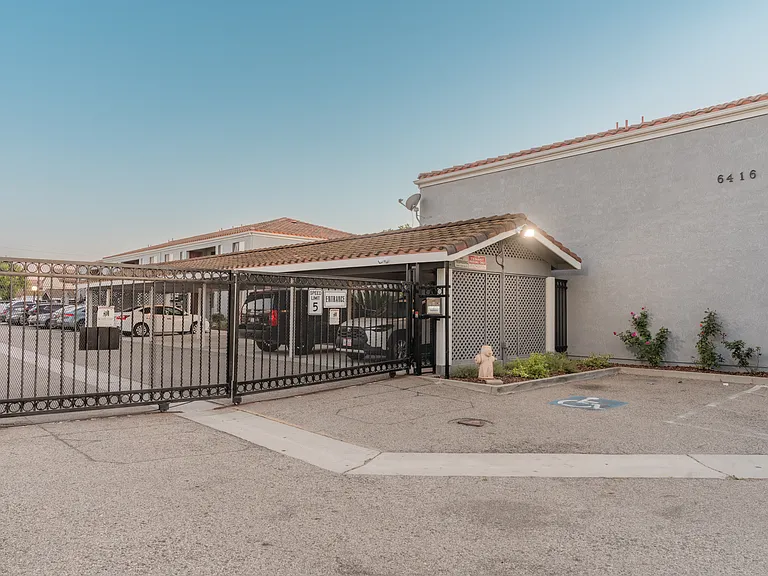 Citrus Court Apartments — Photo 18
