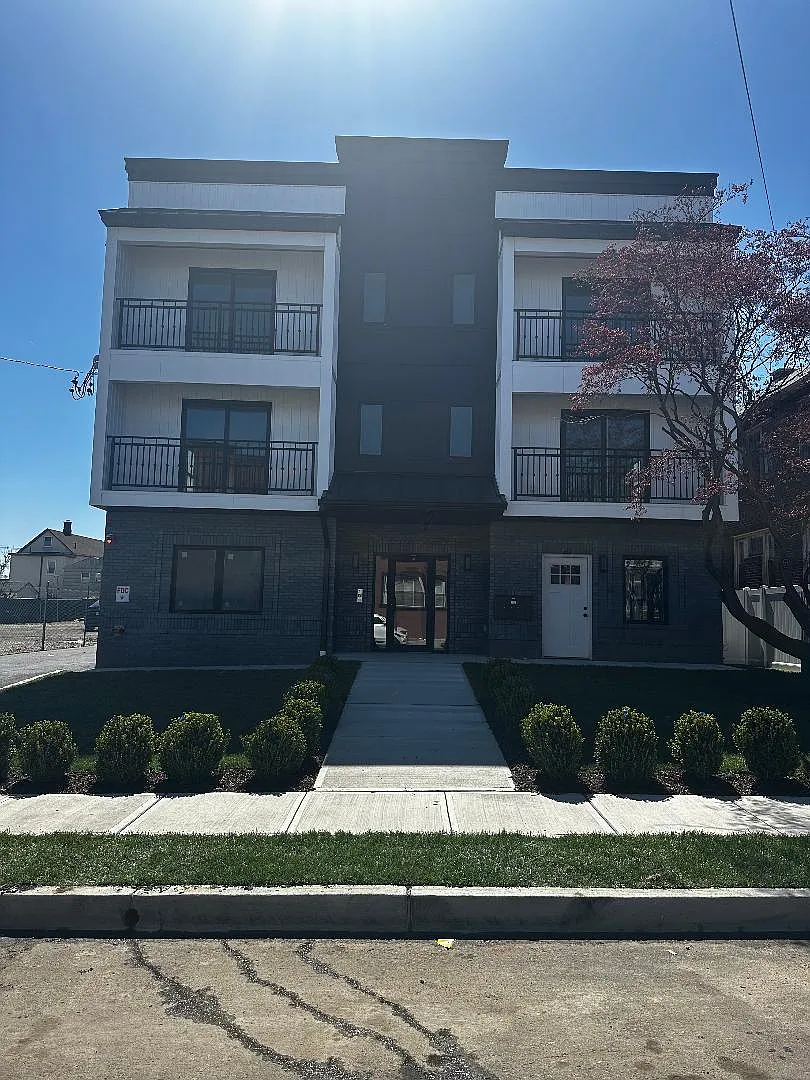 3 bed, 1600 sqft, $3,200 — Photo 1