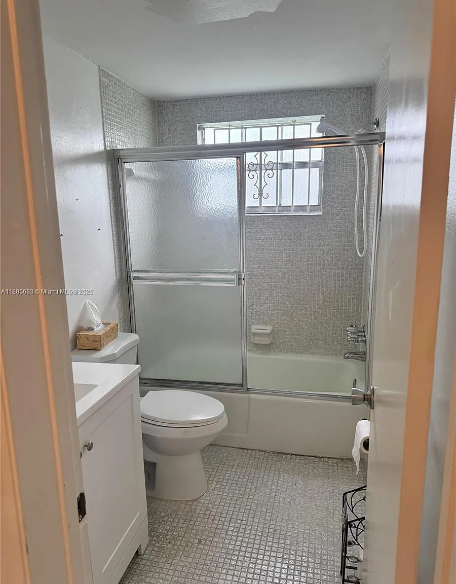 Emerald Condo — Photo 4