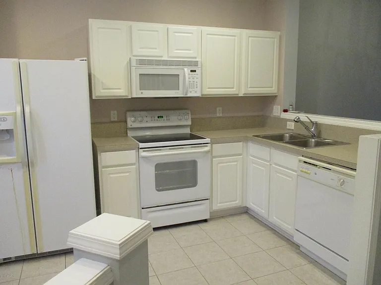 3684 Summerlin Ln E — Photo 2