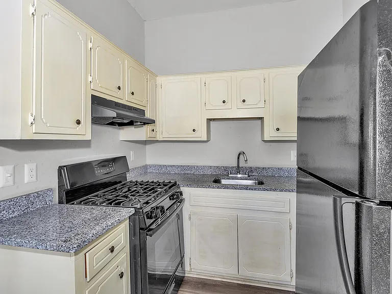 240 Ellis St #B — Photo 11