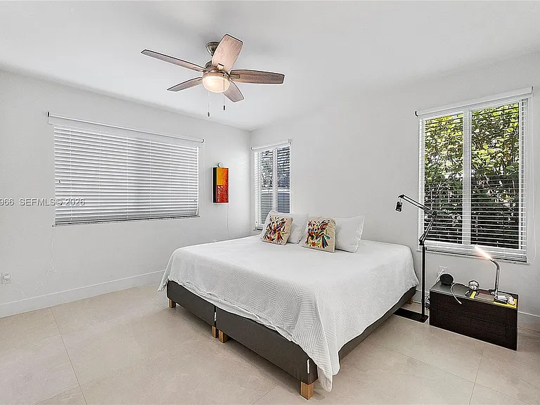 301 Hampton Ln — Photo 22