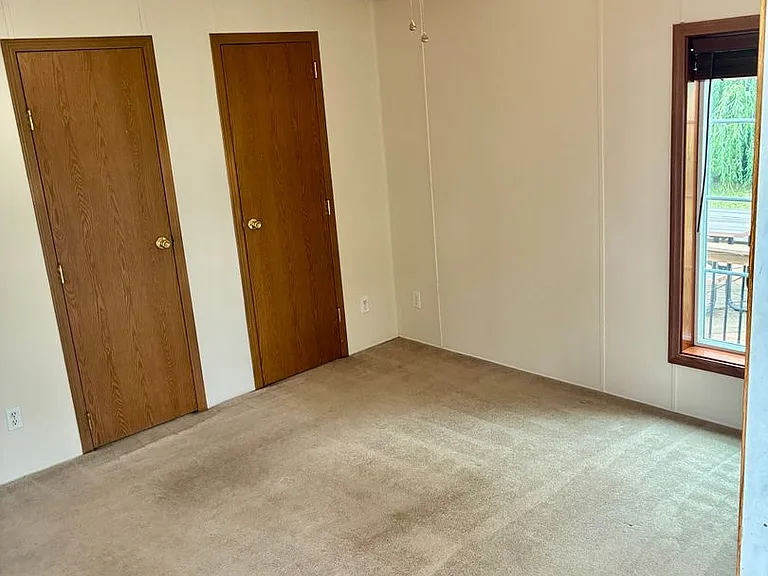 1253 N County Line Rd — Photo 16