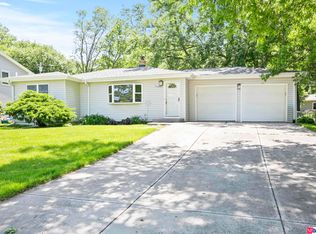 10937 Prairie Hills Dr, Omaha, NE 68144