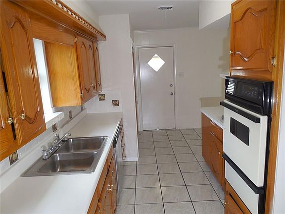 5th image of 2502 Robin Ln