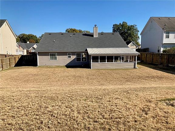 3rd image of 12 Oakwood Dr