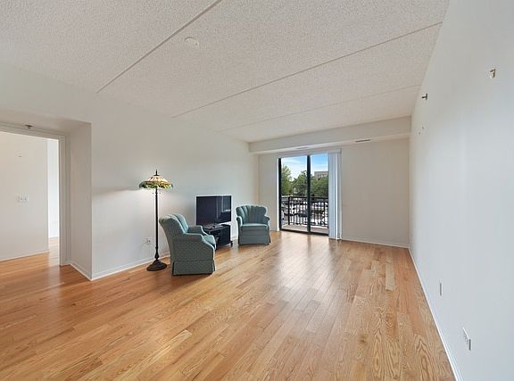 3rd image of 2335 W Belle Plaine Ave APT 219