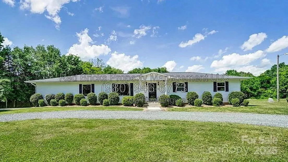 3 bed, 2.0 bath, 1844 sqft, $2,295 — Photo 3