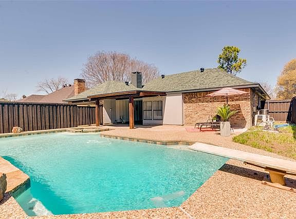 3rd image of 810 Autumn Lake Dr