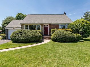 2 Clarissa Dr, Syosset, NY 11791