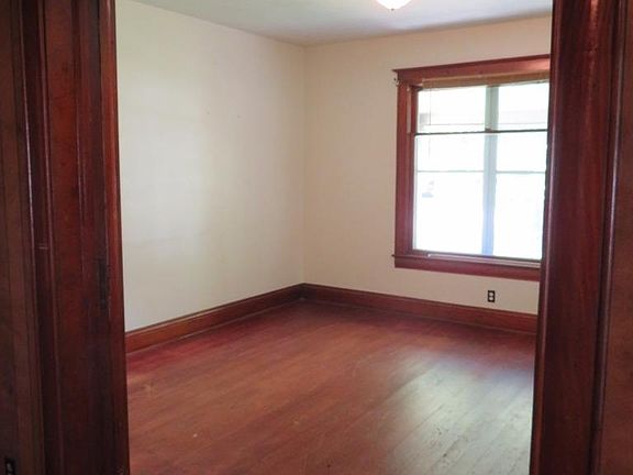 5th image of 641 Grant St