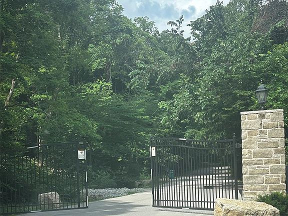 4th image of 620 Crooked Creek Ln