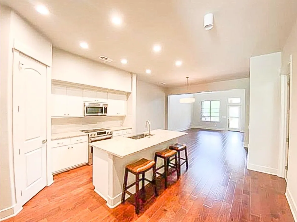 2 bed, 2.0 bath, 1443 sqft, $3,250 — Photo 3
