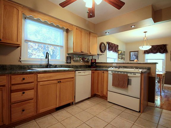 2nd image of 987 Meadow Dr