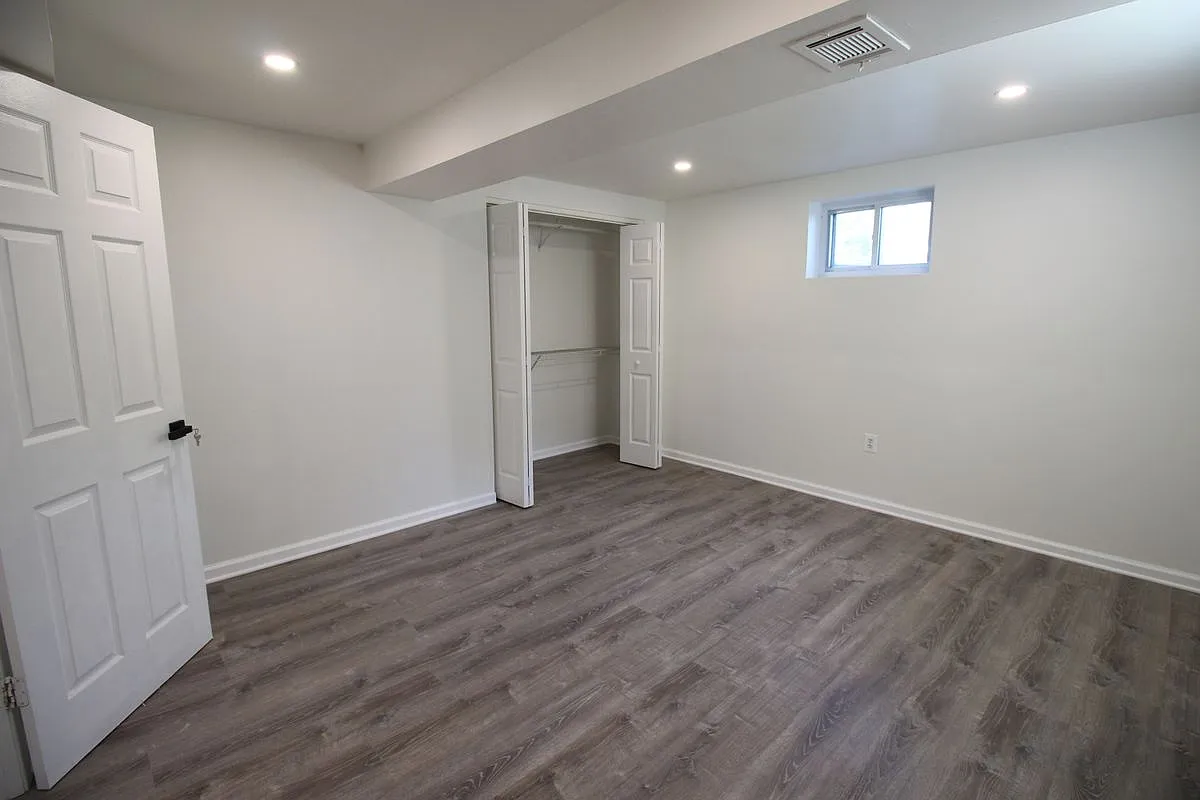 3 bed, 2.0 bath, 2002 sqft, $1,000 — Photo 2