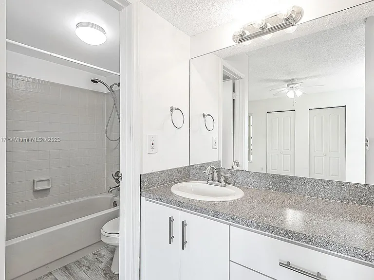 911 Twin Lakes Dr #3-N — Photo 23