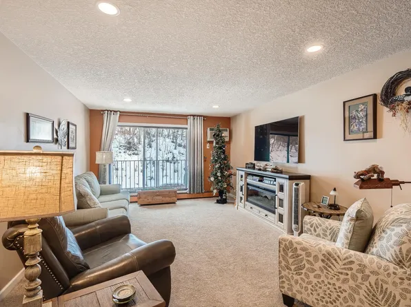 215 Barry Ave S APT 214, Wayzata, MN 55391
