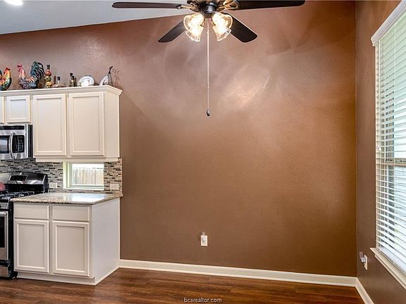 4th image of 1048 Venice Dr