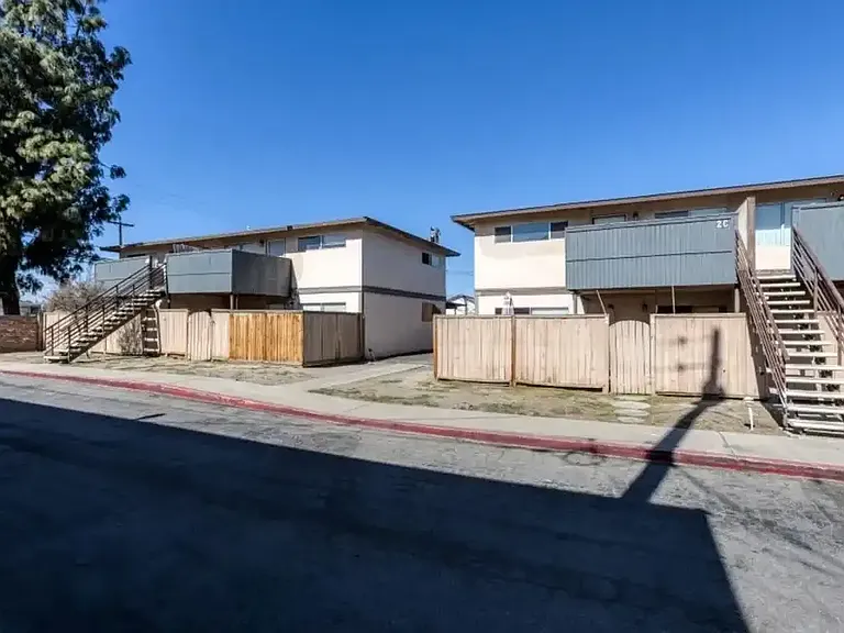 Chateau Villa Apartments — Photo 5
