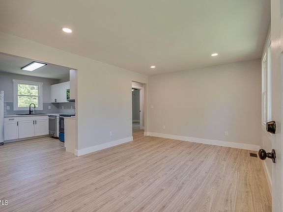 4th image of 1549 Greenfield Ave