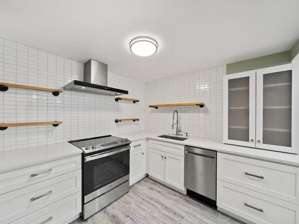 155 George Washington Blvd APT 205, Hull, MA 02045