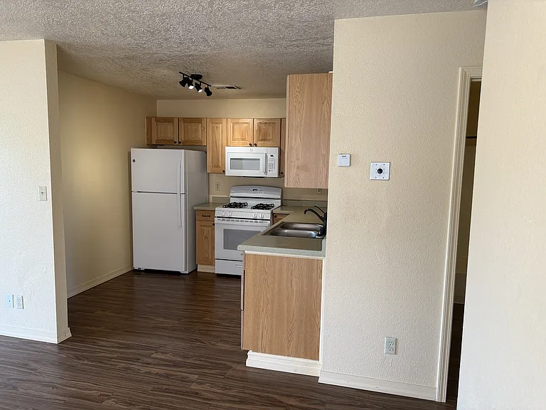 1721 Girard Blvd SE #C — Photo 5