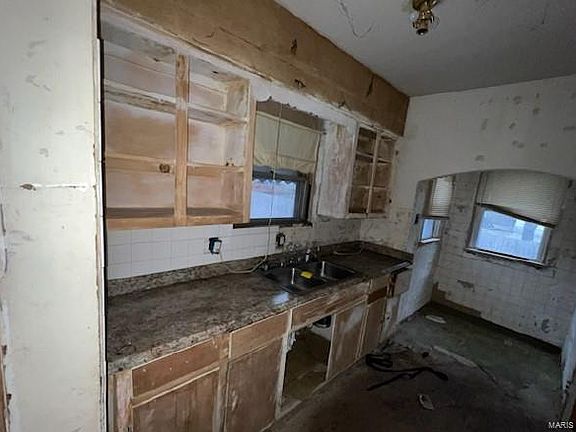 3rd image of 2611 State St