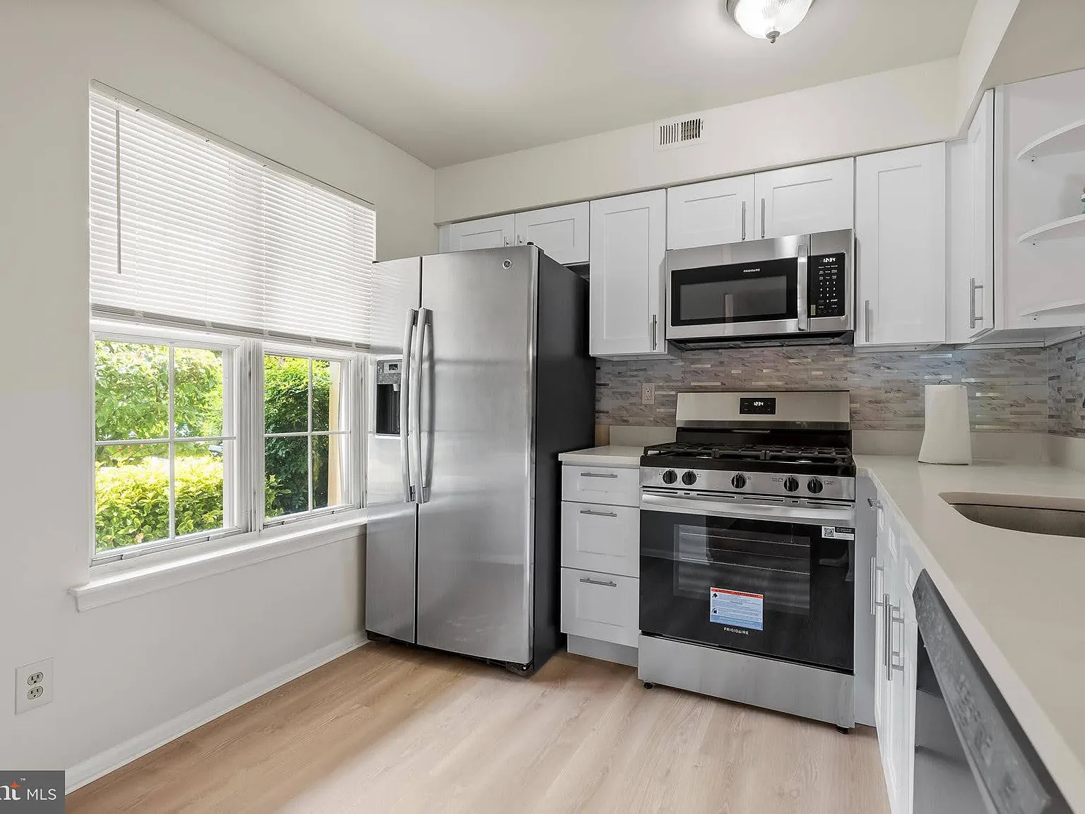 2 bed, 1.0 bath, 920 sqft, $2,200 — Photo 3